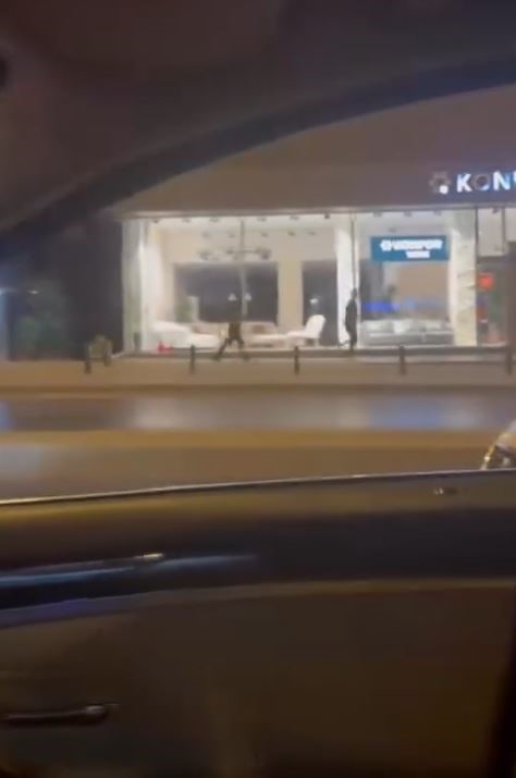 Avcılar&rsquo;da makas atan s&uuml;r&uuml;c&uuml;n&uuml;n arkadan &ccedil;arptığı otomobil mağazaya b&ouml;yle daldı
