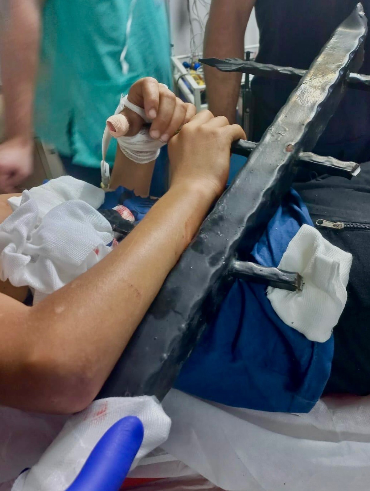 Ağaçtan düşen çocuk korkuluk demirlerine saplandı