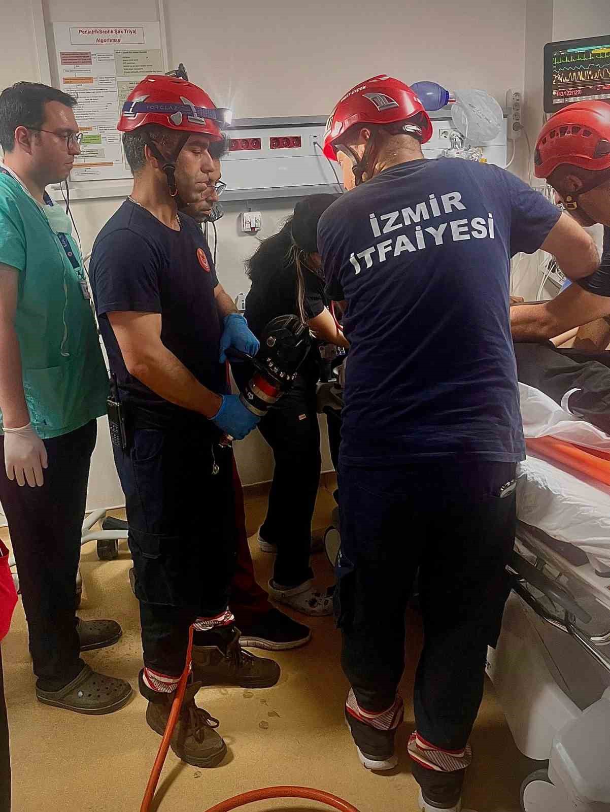 Ağa&ccedil;tan d&uuml;şen &ccedil;ocuk korkuluk demirlerine saplandı
