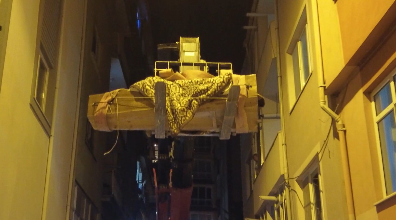 Cenazeyi vinçle taşıdılar