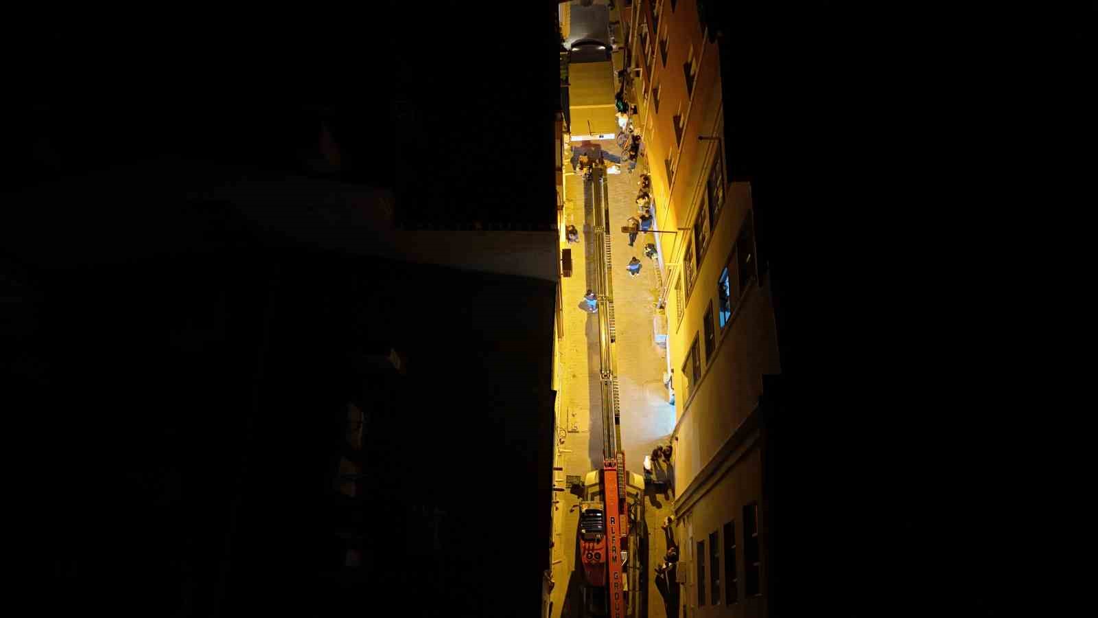 Cenazeyi vinçle taşıdılar