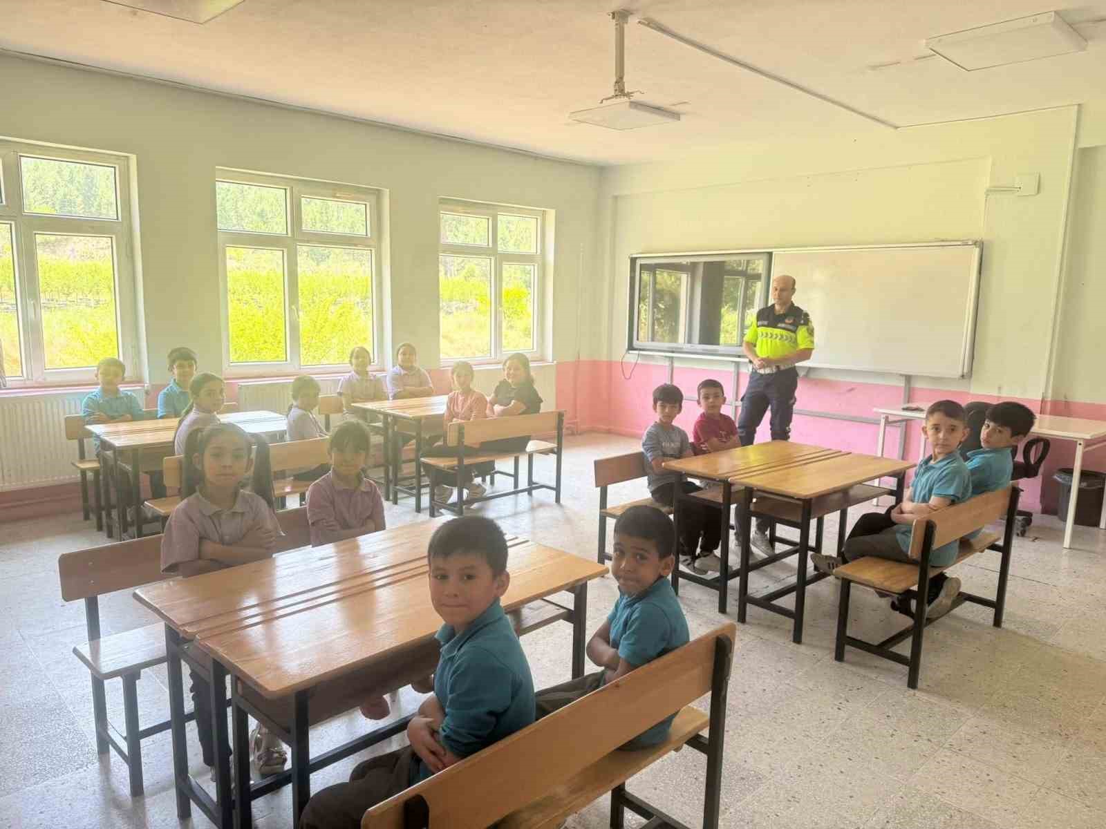 Öğrencilere trafik kuralları anlatıldı