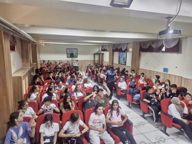 Bilecik&rsquo;te ortaokul &ouml;ğrencilerine g&uuml;venlik bilgilendirmesi
