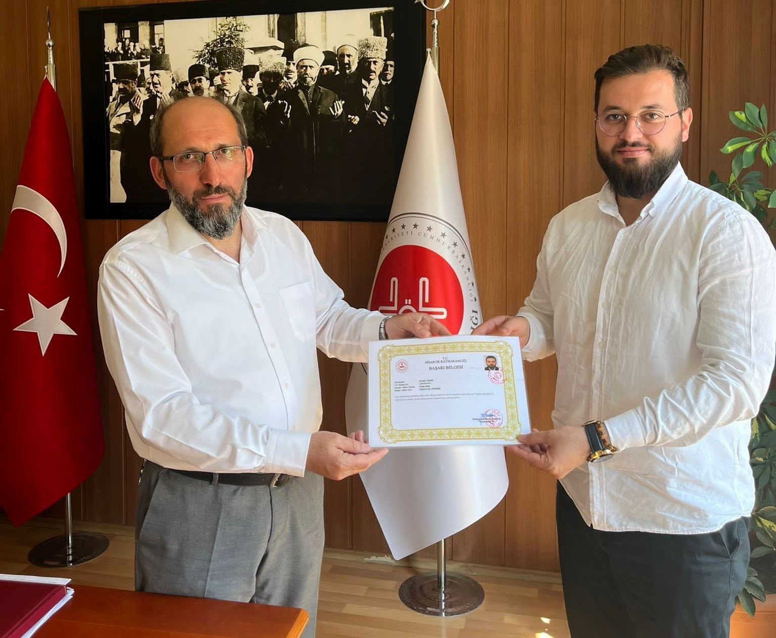 Hisarcık Kaymakamı Bahar’dan İlçe Müftüsü Akyol ve personele başarı belgesi