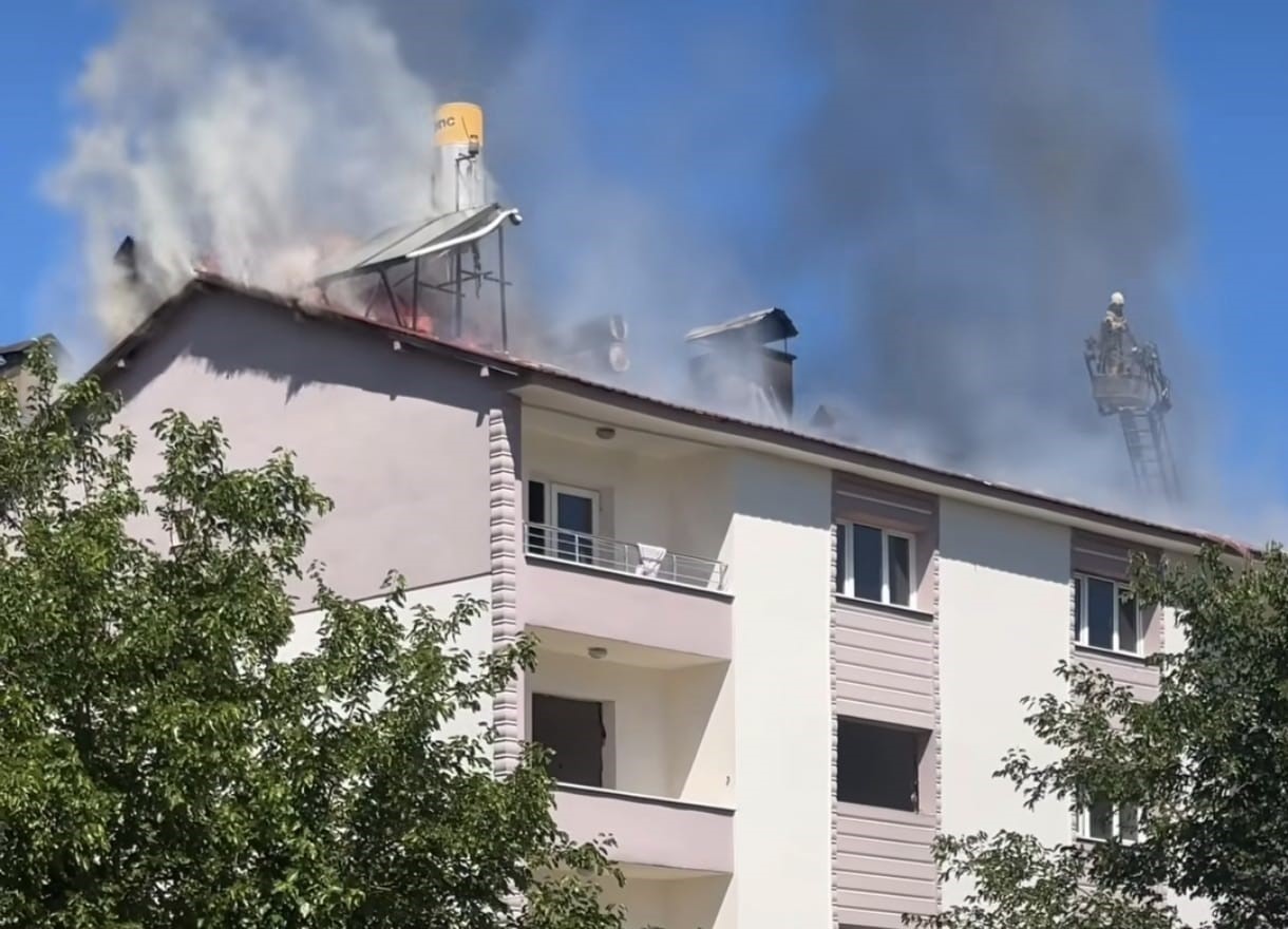 Tunceli’de bina çatısında çıkan yangın söndürüldü