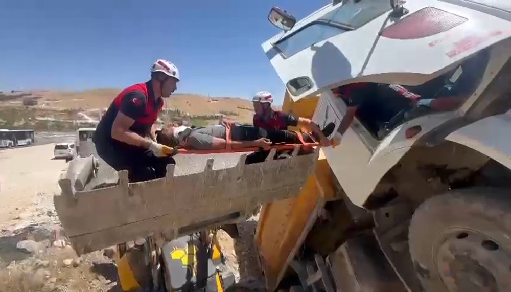 Yaralı sürücü kepçe ile kurtarıldı