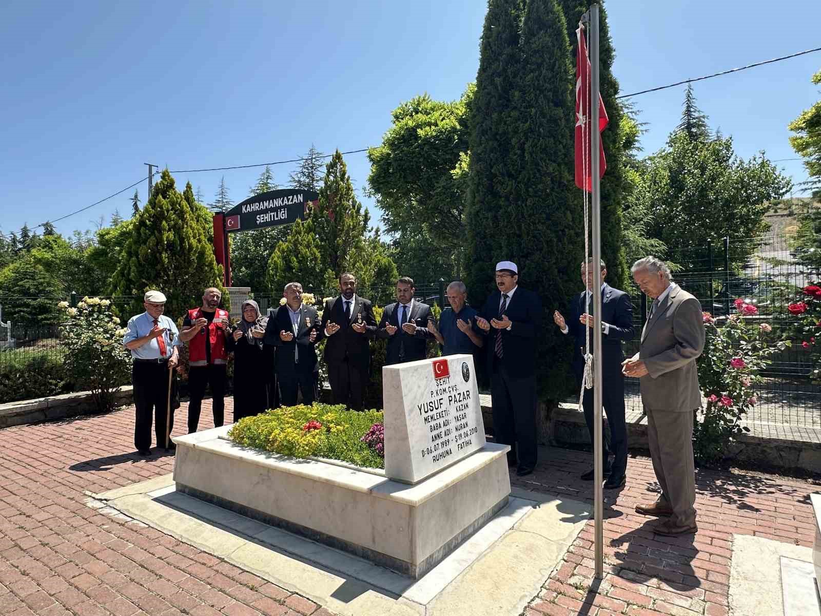Şehit Yusuf Pazar, şehadet yıld&ouml;n&uuml;m&uuml;nde kabri başında dualarla anıldı
