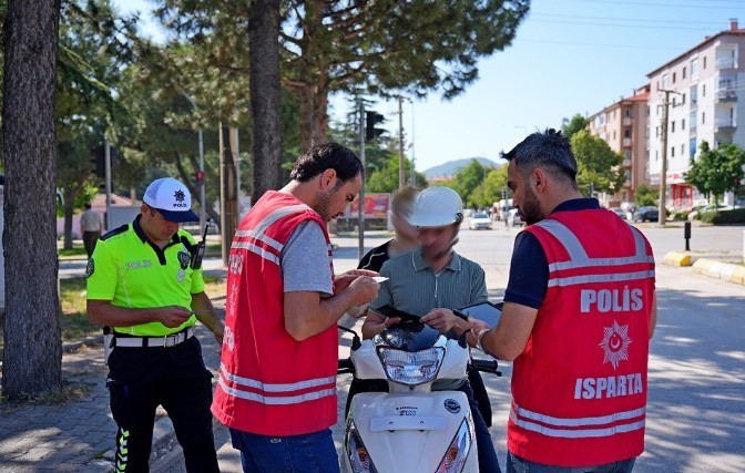 Isparta’da kusurlu bulunan 34 sürücüye idari para cezası