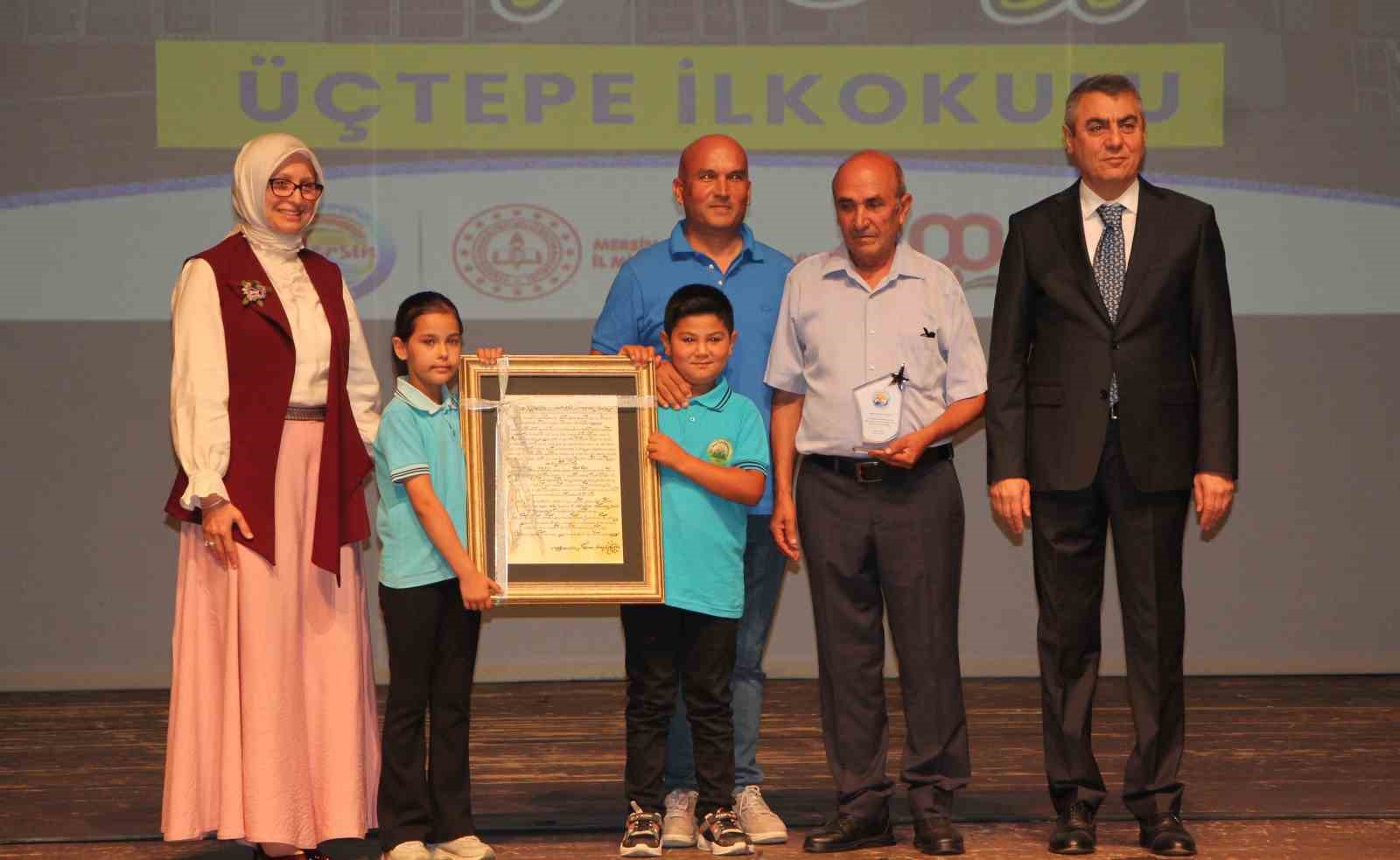 Mersin’de okul yaptıran hayırseverlere plaket takdim edildi