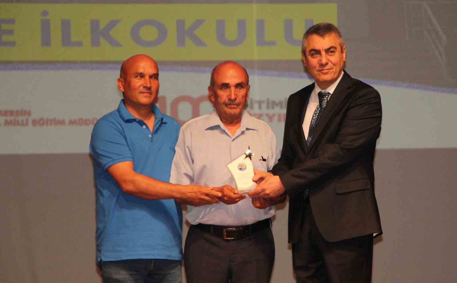 Mersin’de okul yaptıran hayırseverlere plaket takdim edildi