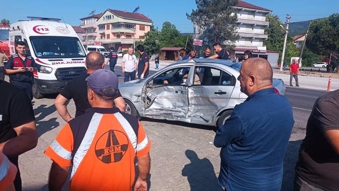 Zonguldak'ta trafik kazasında 1'i çocuk olmak üzere 4 kişi yaralandı. IHAA bilgisiyle.