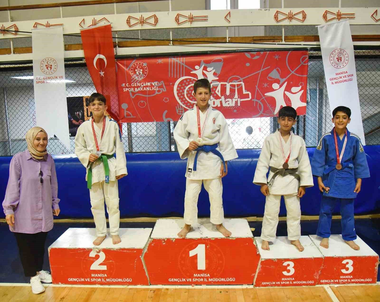 Yunusemreli judocular Mardin biletini 19 madalya ile aldı
