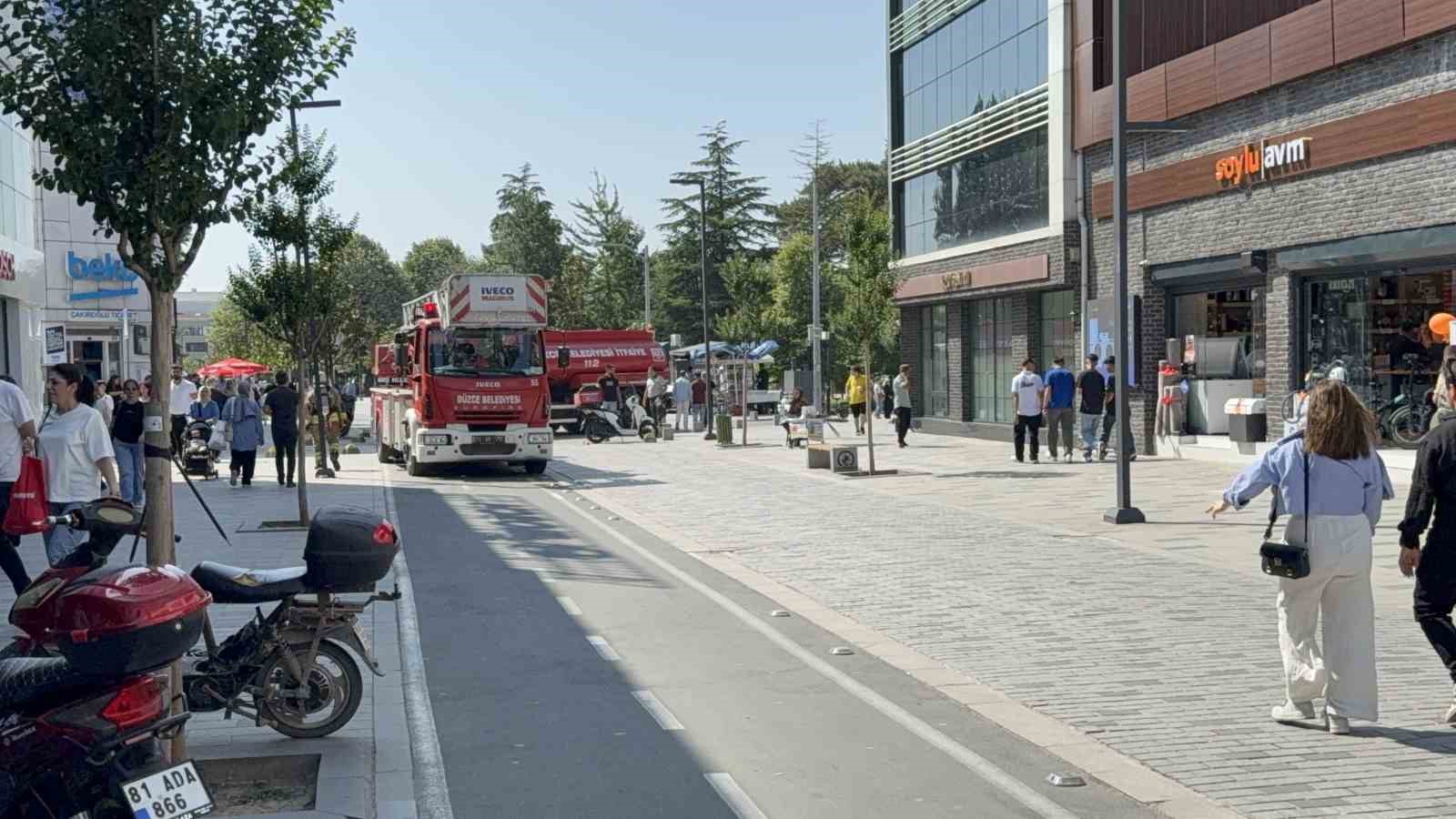 İş merkezinde çıkan dumanlar korkuttu
