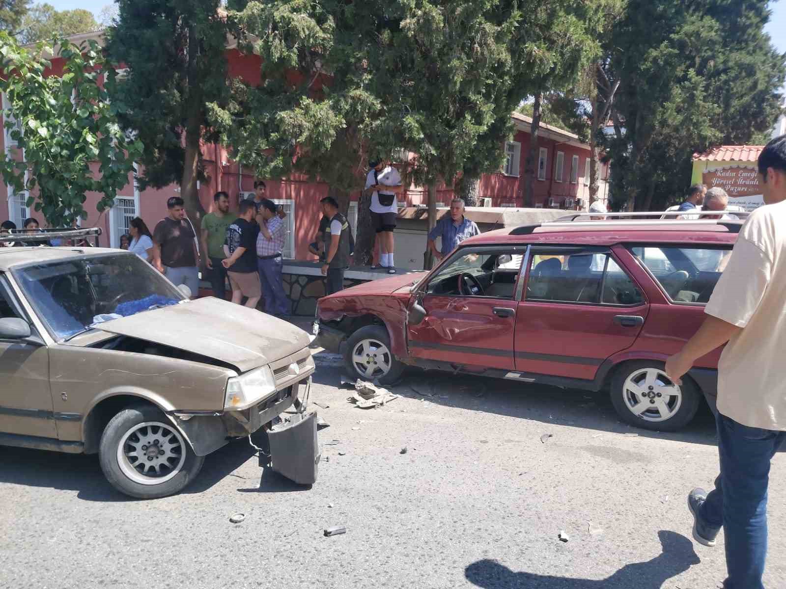 Bozdoğan'da ardışık trafik kazası: 2 kişi yaralandı.