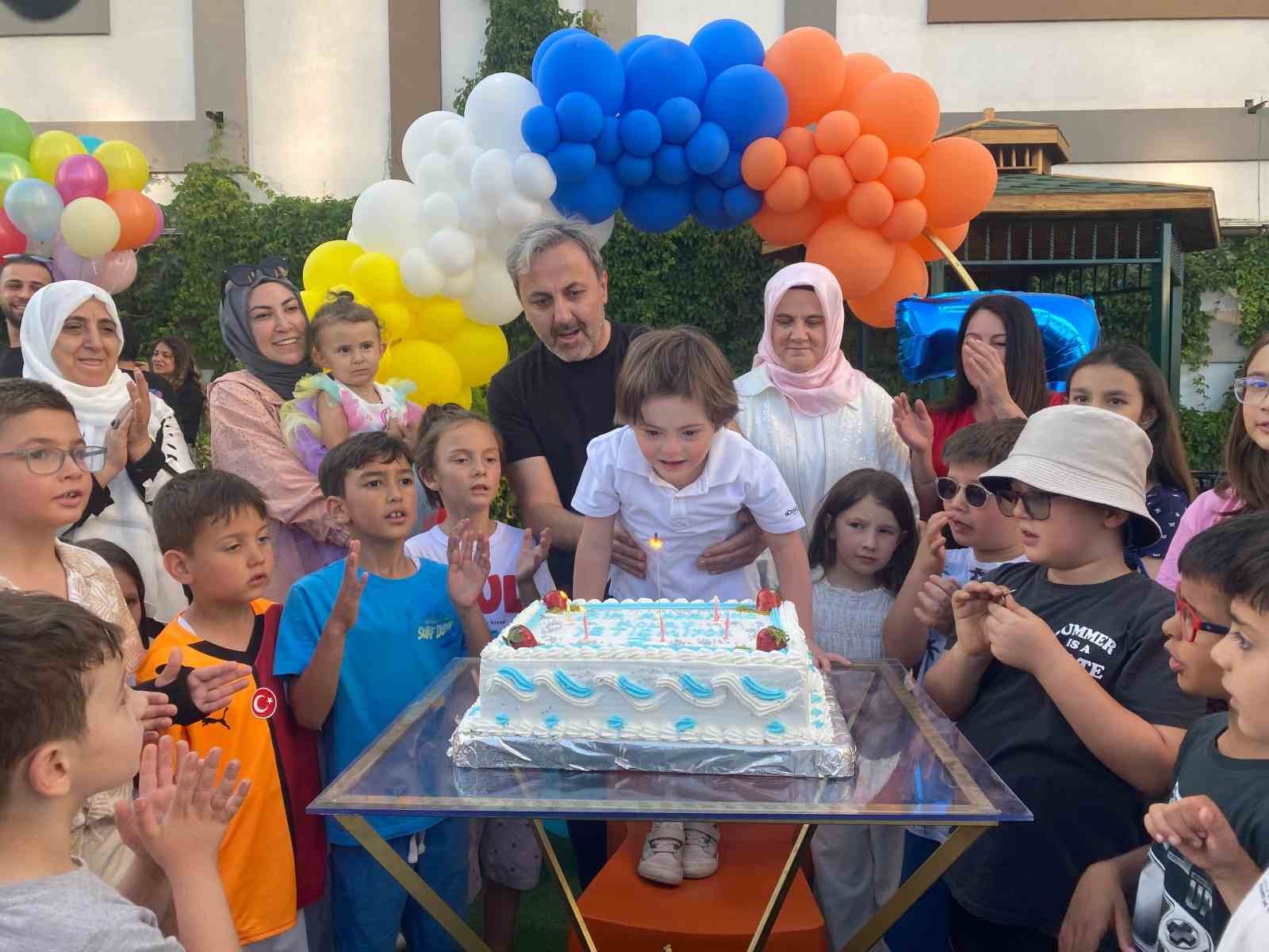 Ayrımcılıkla gündeme gelen down sendromlu çocuğa gönüllülerden doğum günü sürprizi

