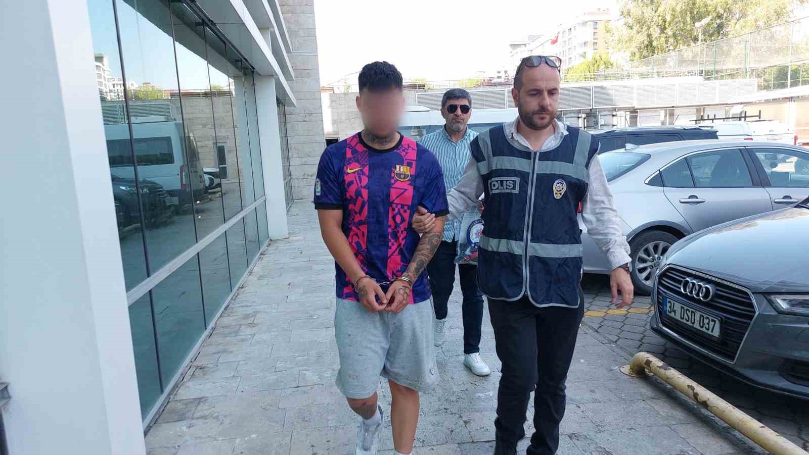 Tartıştığı &uuml;niversite &ouml;ğrencisini bı&ccedil;akladı
