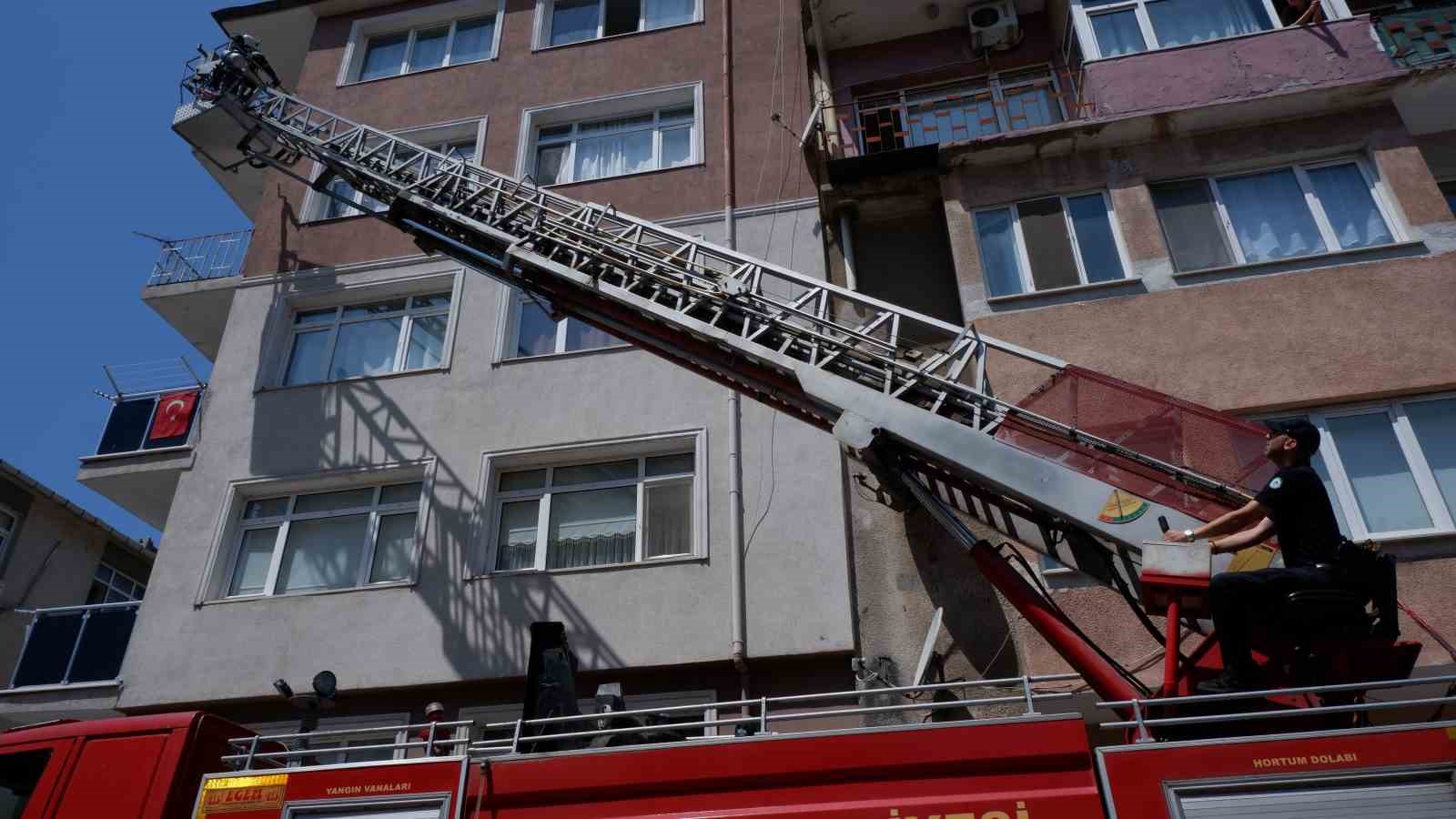 Edirne’de yangında evlerinde mahsur kalan 2 kişi ekiplerce kurtarıldı