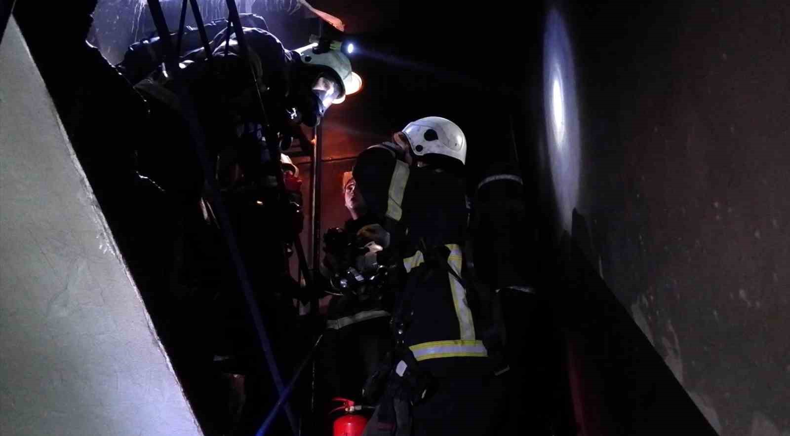 Edirne&rsquo;de yangında evlerinde mahsur kalan 2 kişi ekiplerce kurtarıldı
