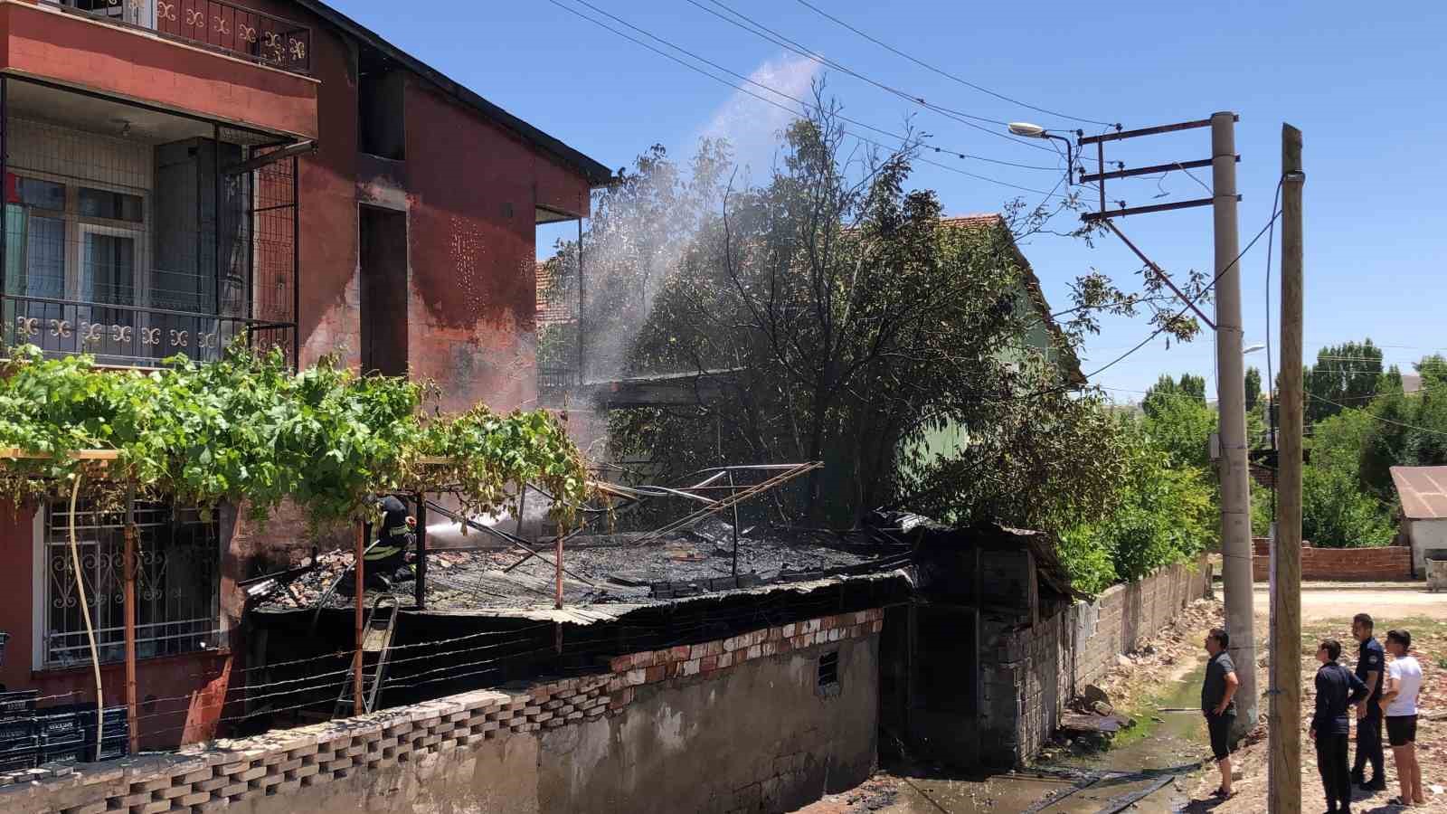 Elazığ&rsquo;da odunluk yangını: 1 yaralı
