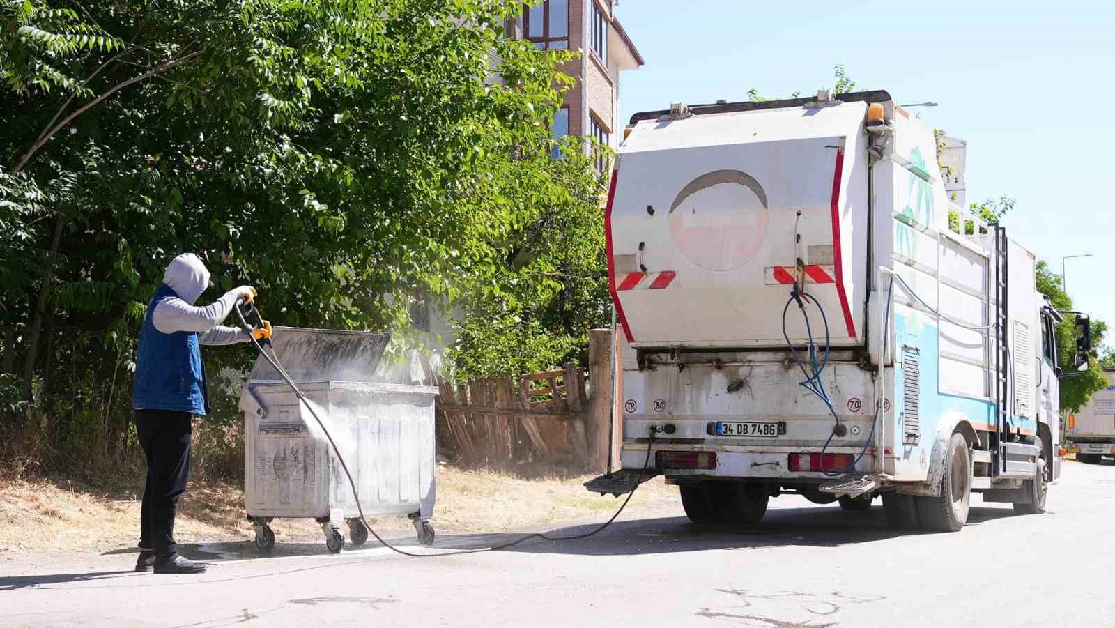 Elazığ Belediyesi, kentin d&ouml;rt bir yanında temizlik &ccedil;alışmasına devam ediyor
