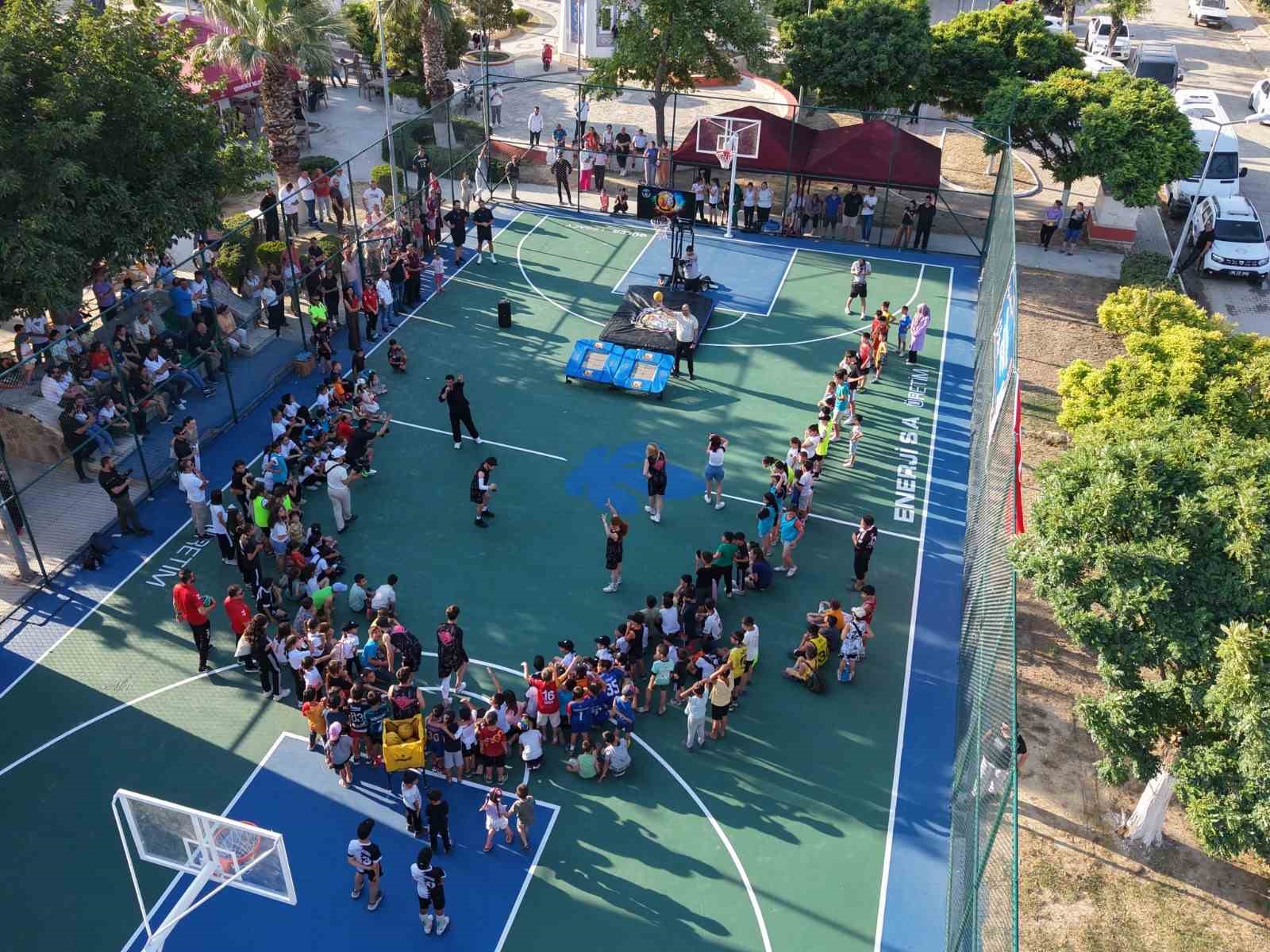 Başkan Zencirci gençlere sözünü tuttu, basket sahasını açtı