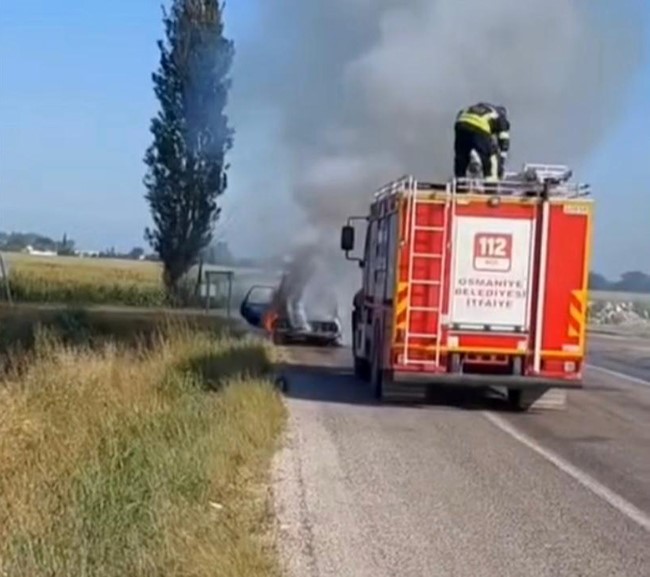 Seyir halinde yanan ara&ccedil; hurdaya d&ouml;nd&uuml;
