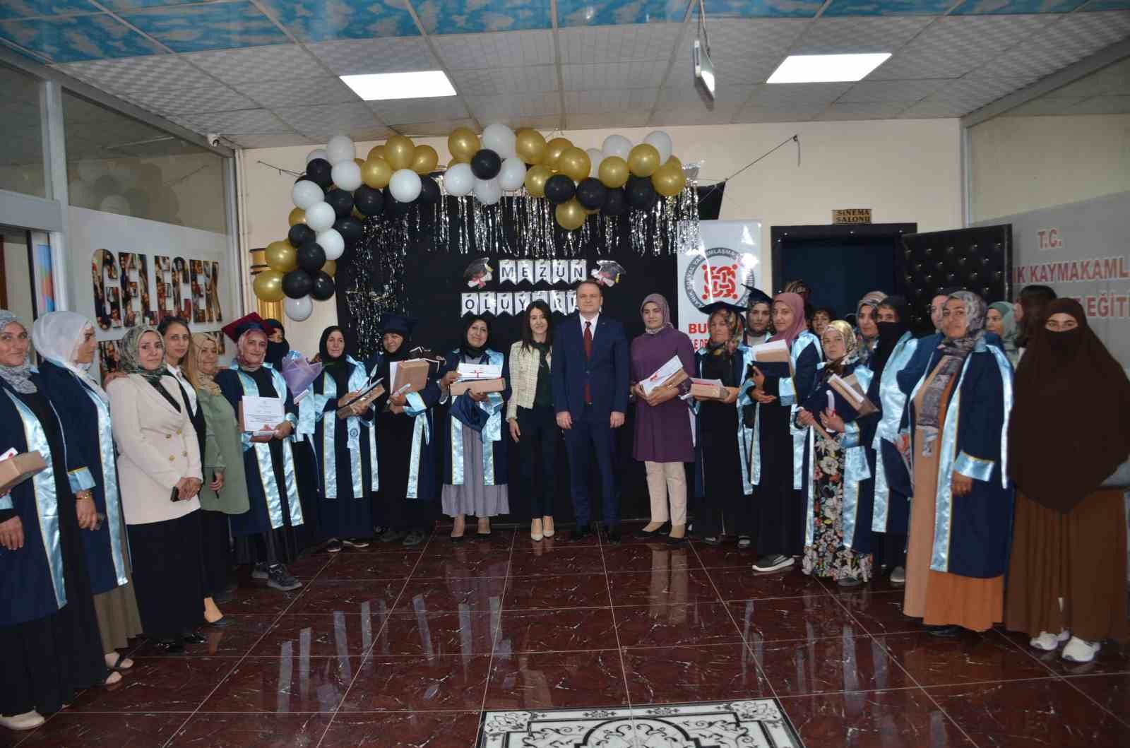 Bulanık’ta okuma yazma hayali kuran kadınlar, yıllar sonra hayallerine kavuştu