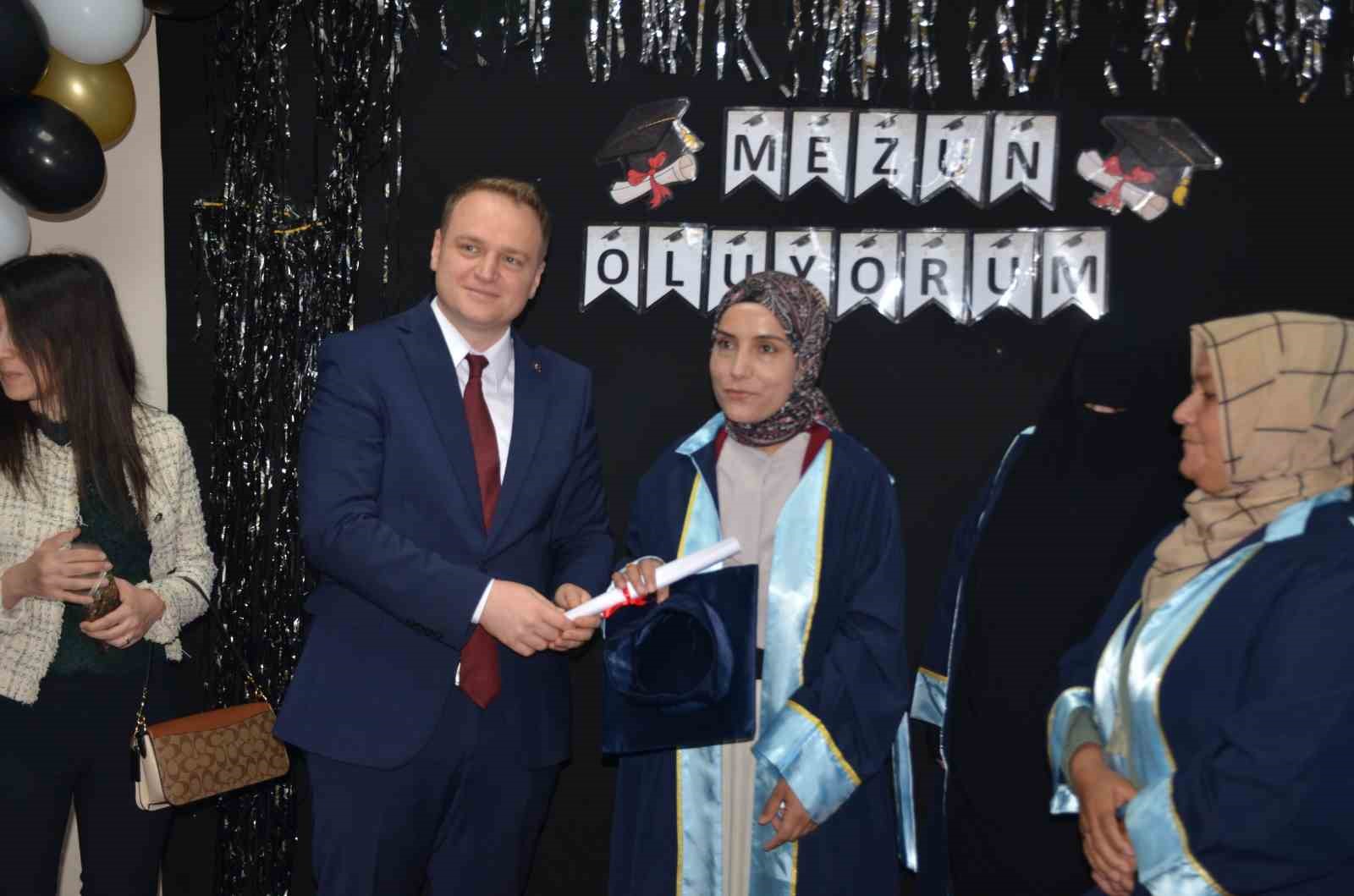Bulanık’ta okuma yazma hayali kuran kadınlar, yıllar sonra hayallerine kavuştu
