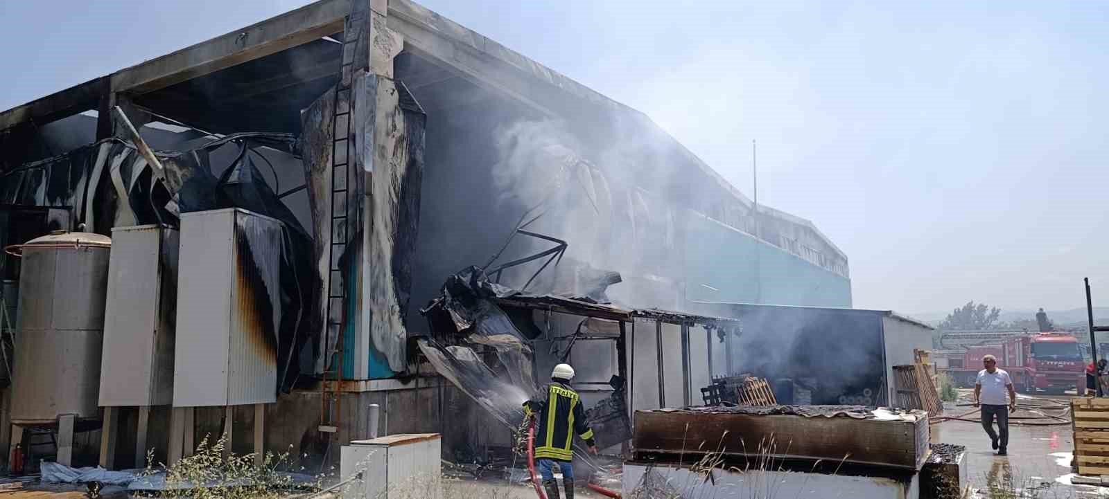 Çanakkale’de plastik cam fabrikasında çıkan yangın söndürüldü, 1 çalışan yaralandı