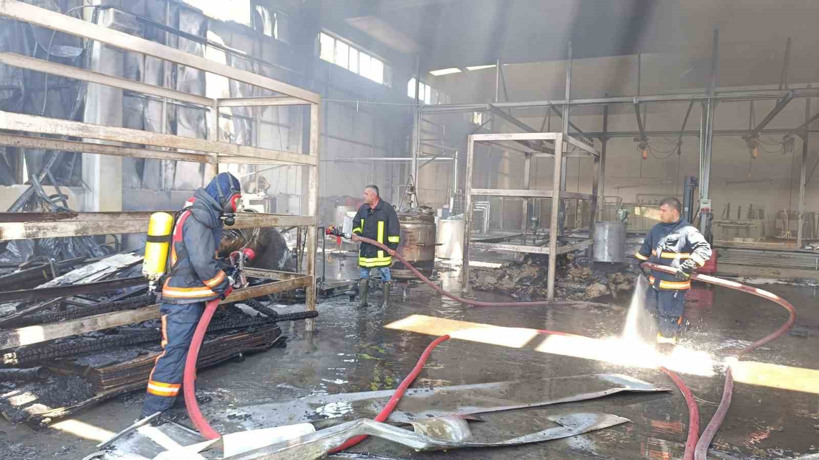 &Ccedil;anakkale&rsquo;de plastik cam fabrikasında &ccedil;ıkan yangın s&ouml;nd&uuml;r&uuml;ld&uuml;, 1 &ccedil;alışan yaralandı
