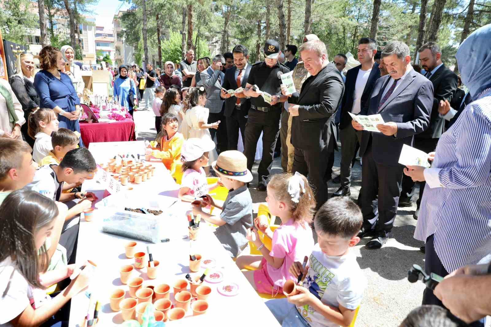 "Gelenekten Geleceğe" projesi yıl sonu sergisi d&uuml;zenlendi
