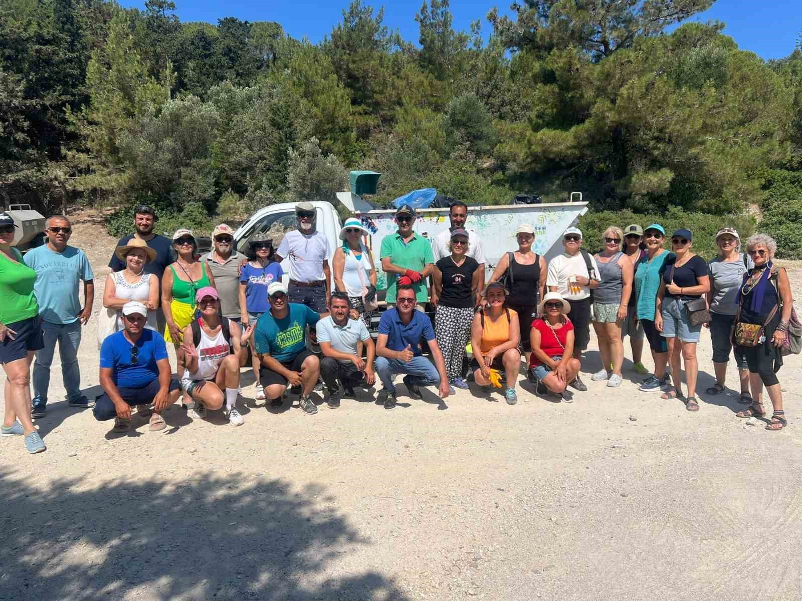 Çeşme’de duyarlı vatandaşlardan örnek temizlik etkinliği