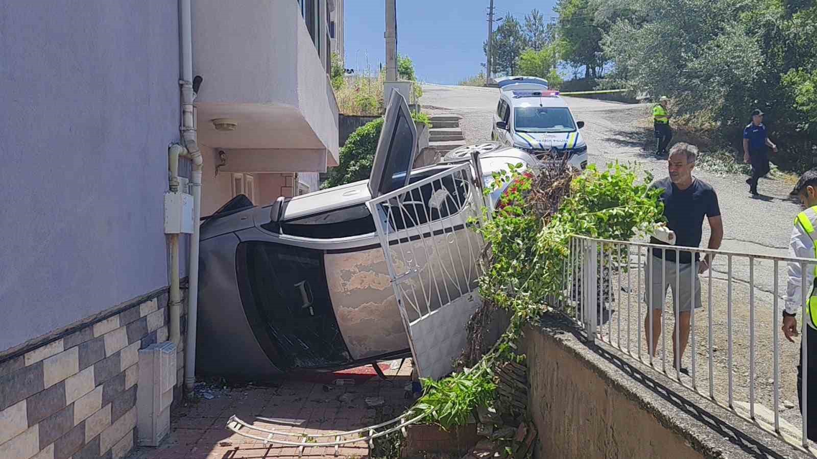 Rampa aşağı kayıp ağaca çarpan otomobil apartman girişinde devrildi: 5 yaralı