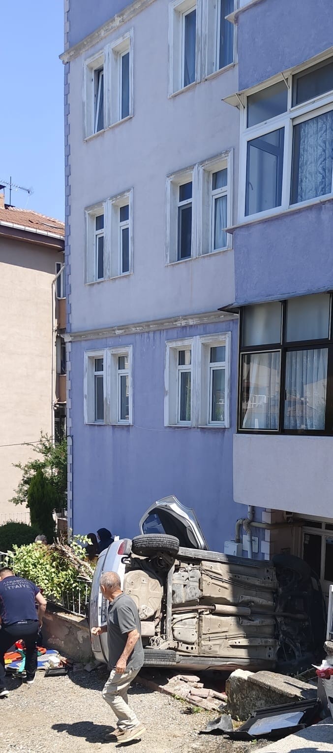Rampa aşağı kayıp ağaca &ccedil;arpan otomobil apartman girişinde devrildi: 5 yaralı
