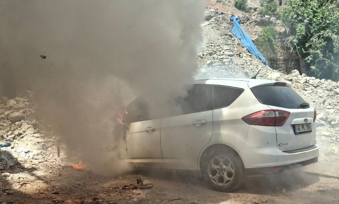 Park halindeki otomobil yandı