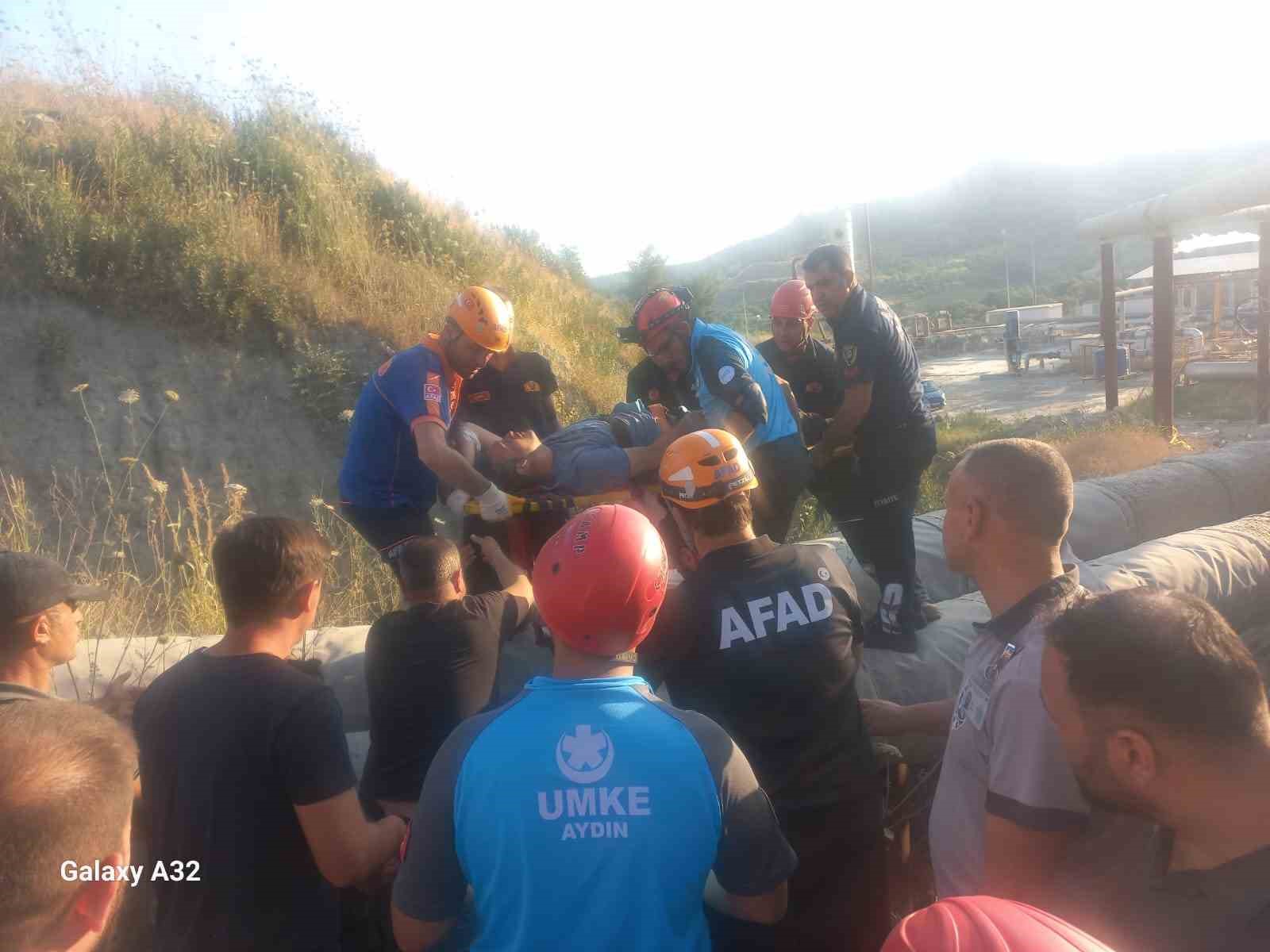 Direksiyonda sıkışan kamyon sürücüsü AFAD ekipleri tarafından kurtarıldı