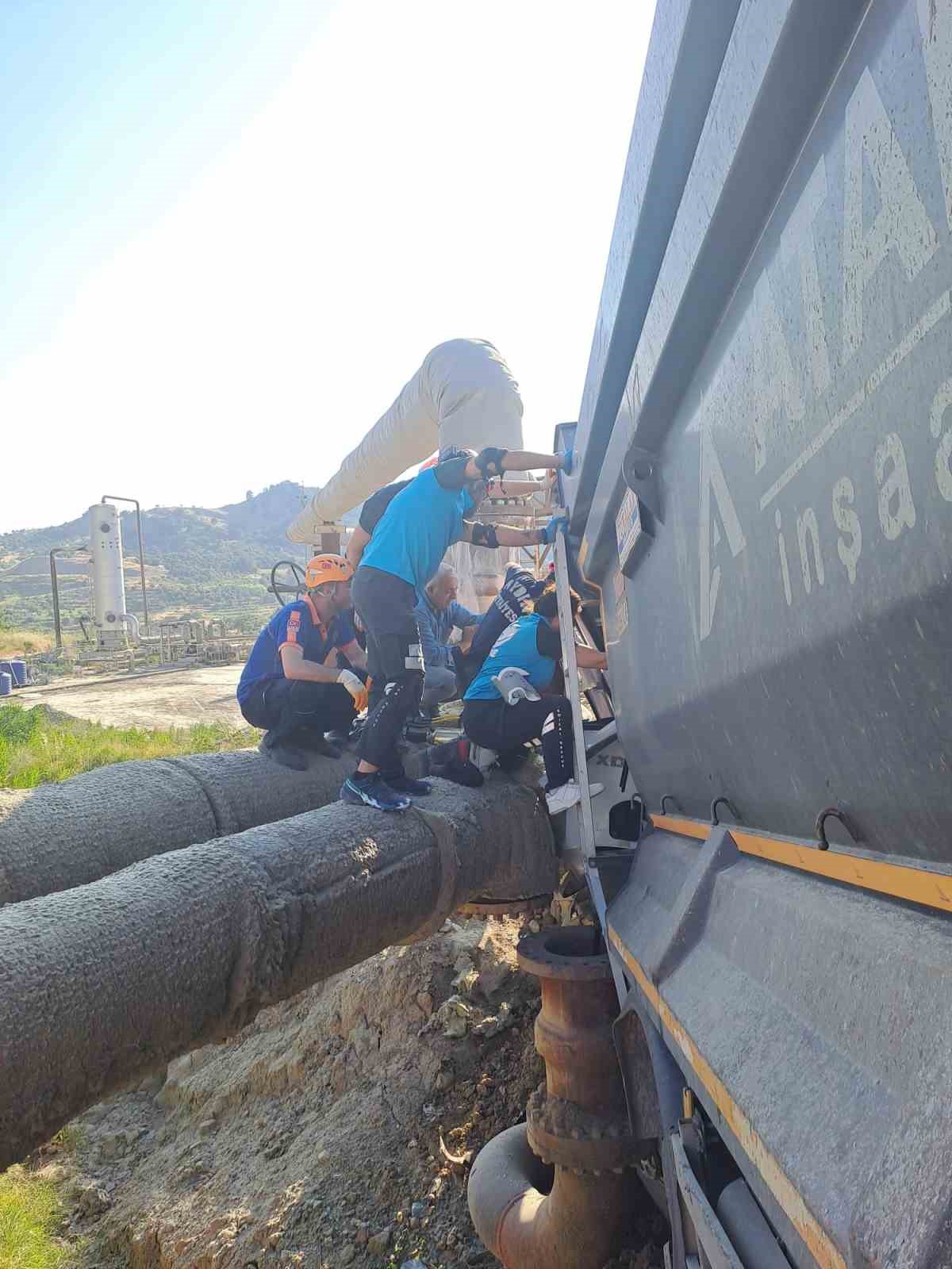 Direksiyonda sıkışan kamyon s&uuml;r&uuml;c&uuml;s&uuml; AFAD ekipleri tarafından kurtarıldı
