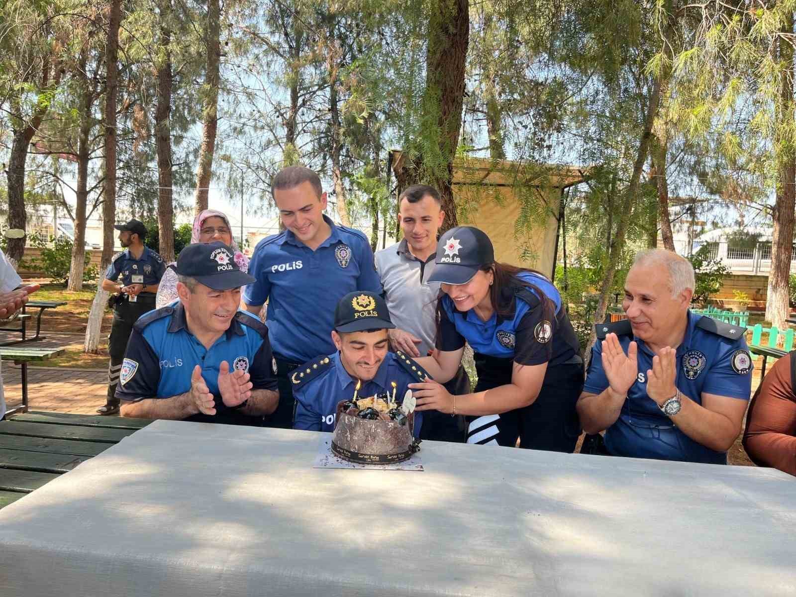 Doğum g&uuml;n&uuml;nde polis oldu, hayalini yaşadı
