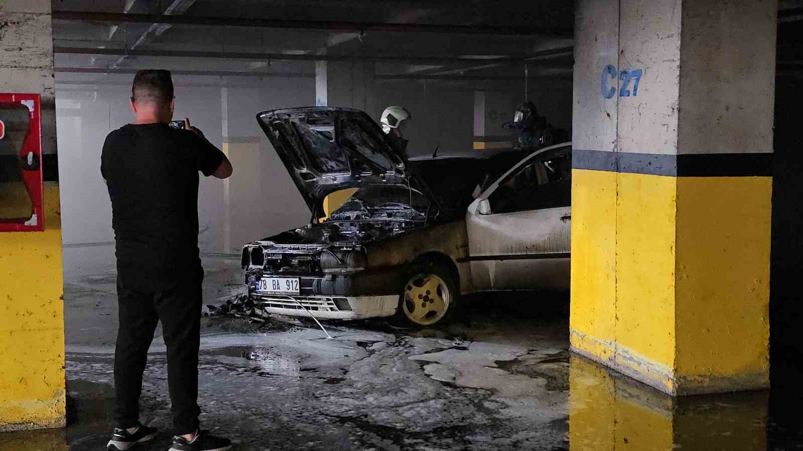 Hastane yanındaki kapalı otoparkta araç yangını paniğe neden oldu