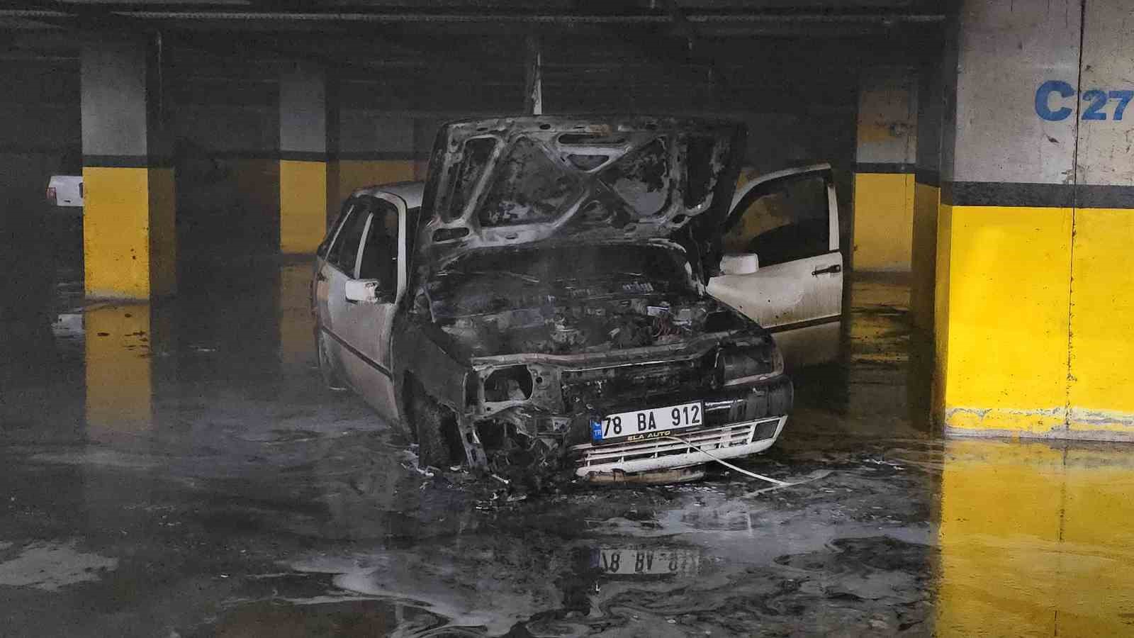 Hastane yanındaki kapalı otoparkta ara&ccedil; yangını paniğe neden oldu
