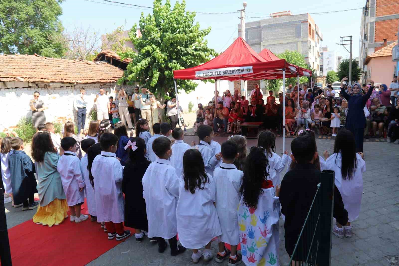 Turgutlu Belediyesi Çocuk Kültür Sanat Merkezinde mezuniyet heyecanı