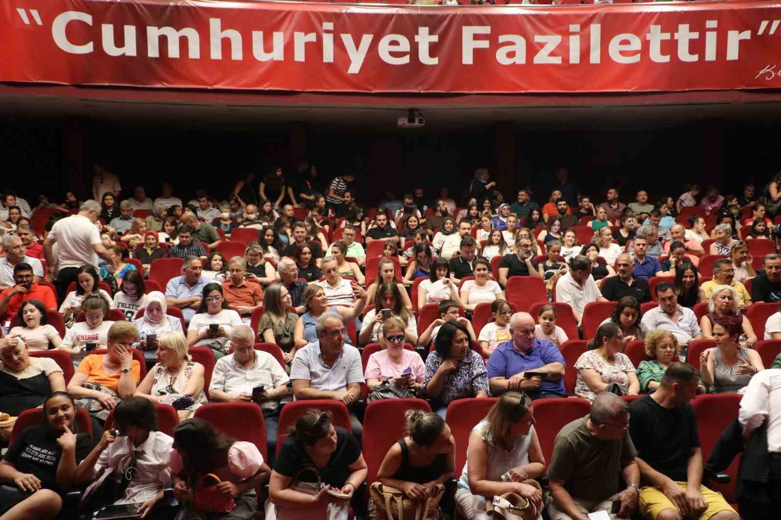 B&uuml;y&uuml;kşehir&rsquo;in &lsquo;Lokanta&rsquo; tiyatrosu b&uuml;y&uuml;k beğeni topladı
