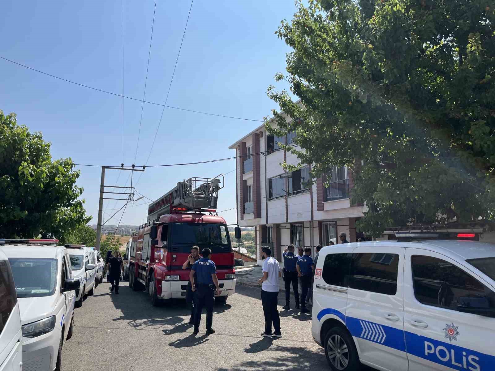 4 aylık bebeği rehin aldı, &lsquo;yaklaşmayın&rsquo; diyerek balkondan bal kabağını fırlattı
