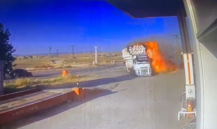 Diyarbakır&rsquo;da alev alan saman y&uuml;kl&uuml; kamyon, akaryakıt istasyonuna girdi
