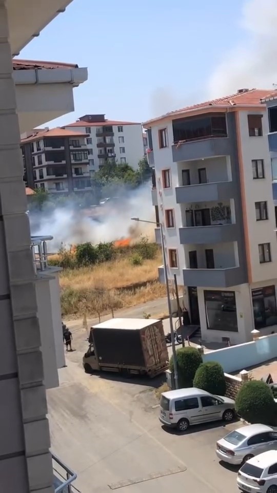 Şehir i&ccedil;indeki 30 d&ouml;n&uuml;ml&uuml;k buğday tarlası alevlere teslim oldu
