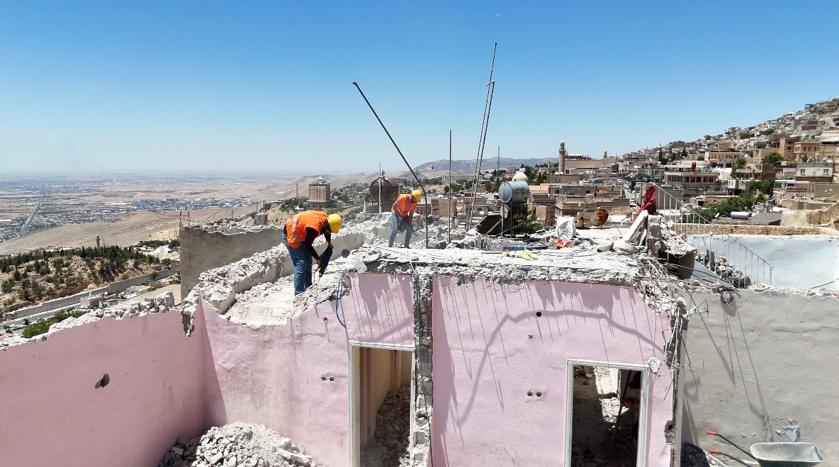 Mardin’de tarihi silueti bozan yapıların yıkımına devam ediliyor