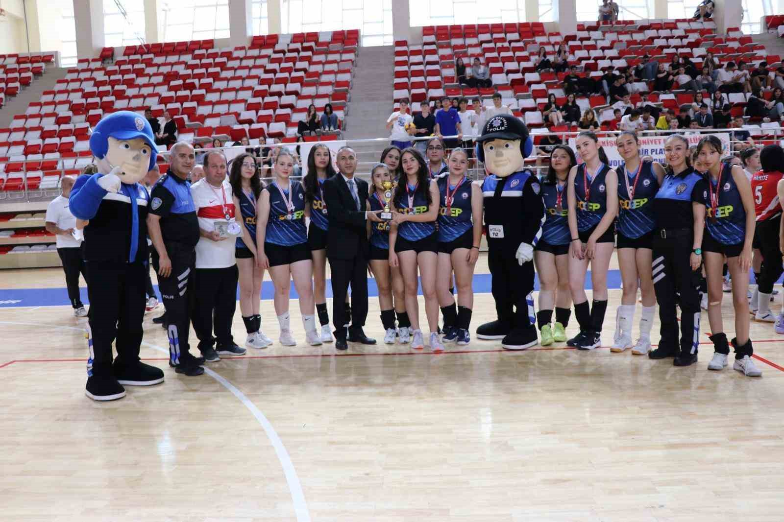 İl Emniyet Müdürlüğü tarafından düzenlenen voleybol turnuvası sona erdi