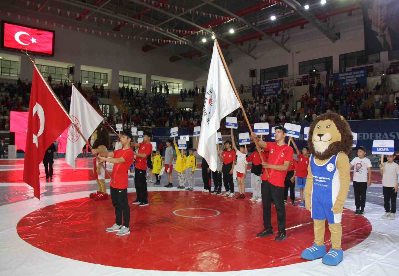 Minikler Türkiye Güreş Şampiyonası’nın açılış seremonisi yapıldı