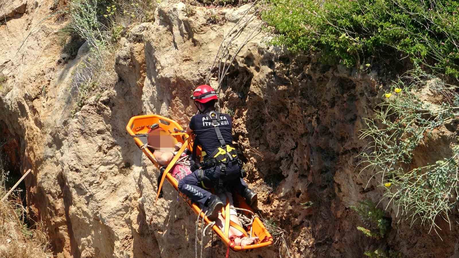 Manzara izlemek için falezlere inmek isteyen kadın turist ölümden döndü
