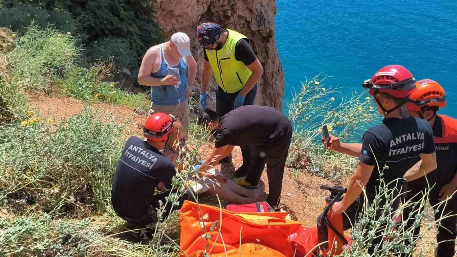 Manzara izlemek i&ccedil;in falezlere inmek isteyen kadın turist &ouml;l&uuml;mden d&ouml;nd&uuml;
